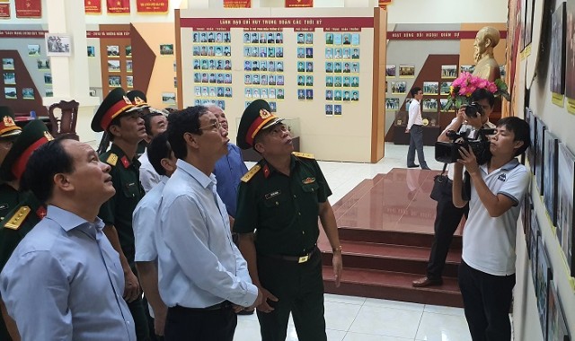 Phó Chủ tịch Thường trực HĐND cùng lãnh đạo TP thăm Trung đoàn Thủ đô Anh hùng